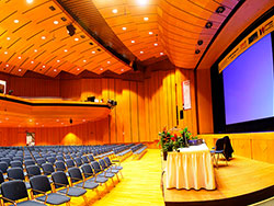 Saal Reihenbestuhlung Podium